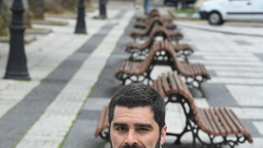 Rodríguez, en un banco de los jardines de Méndez Núñez. | VÍCTOR ECHAVE