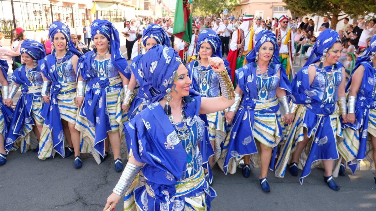 Una escuadra femenina de los Moros Laguneros de Salinas en pleno desfile.