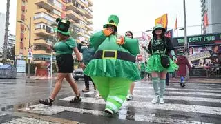 El agua no puede con la cerveza para celebrar el día de Saint Patrick en Benidorm