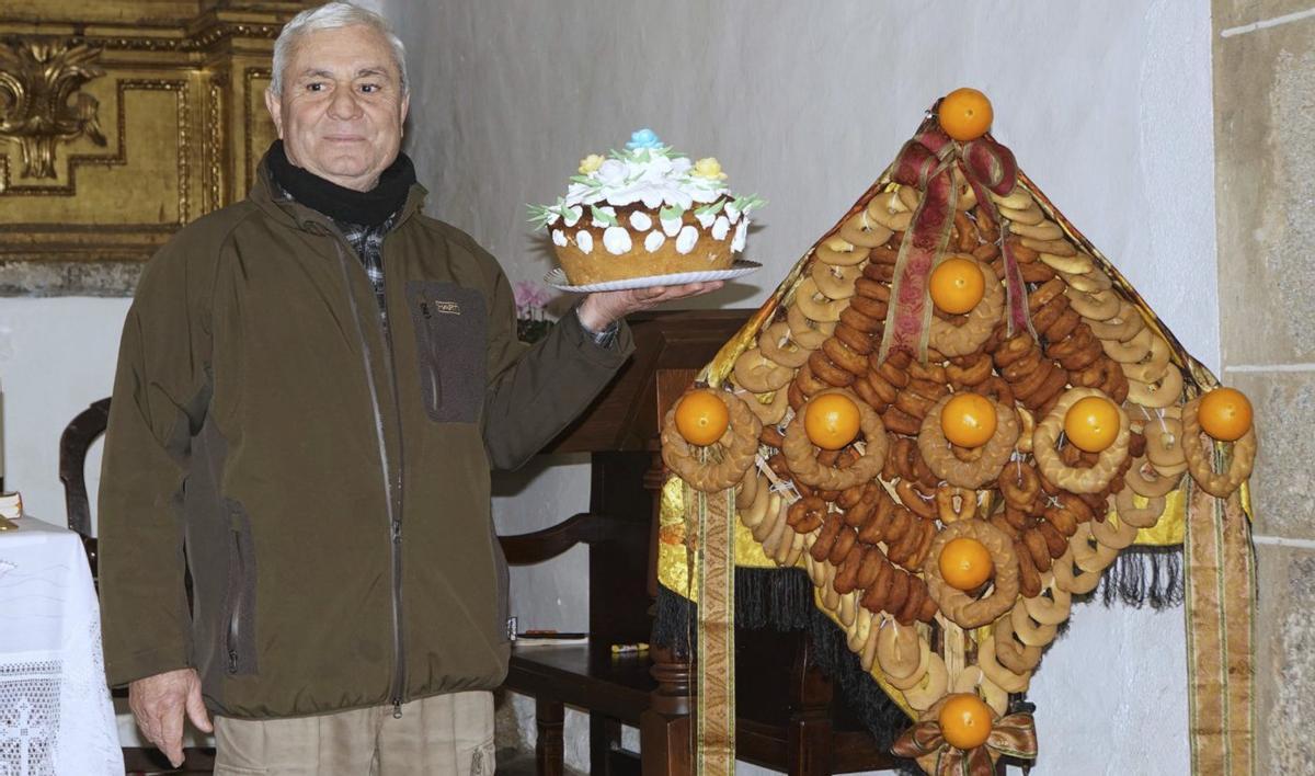 Un vecino muestrea el Ramo de San Blas, una de las fiestas de Rabanales.  | CH. S.