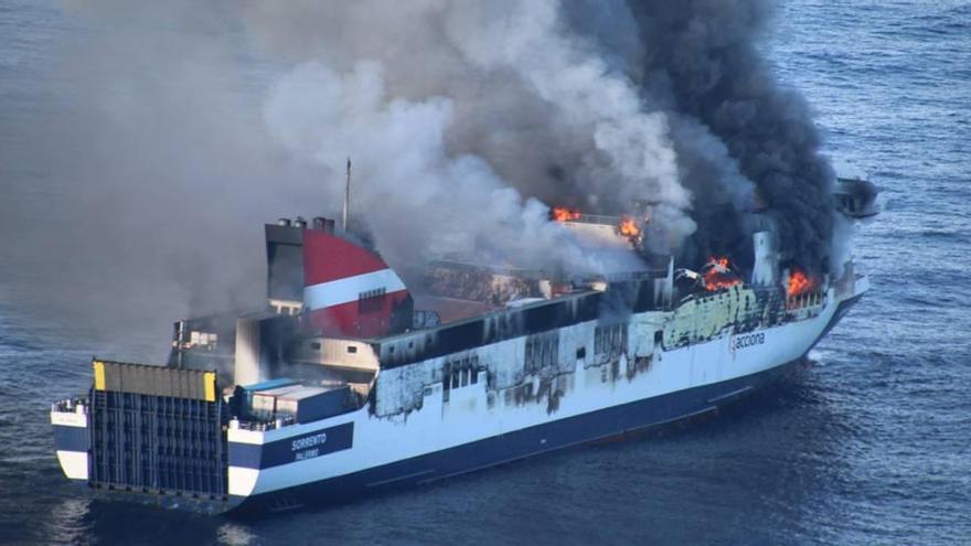 Enormes columnas de humo se elevaban ayer por la tarde del Sorrento, después de que sus pasajeros fueran evacuados.