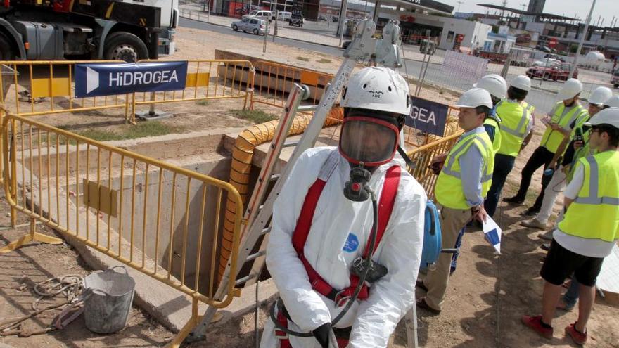 Operarios de una subcontrata efectúan las tareas de limpieza en el colector de Hidrogea.