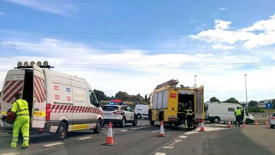 Dispositivo desplegado en la zona del accidente, en el acceso al centro hospitalario de Jarrio.