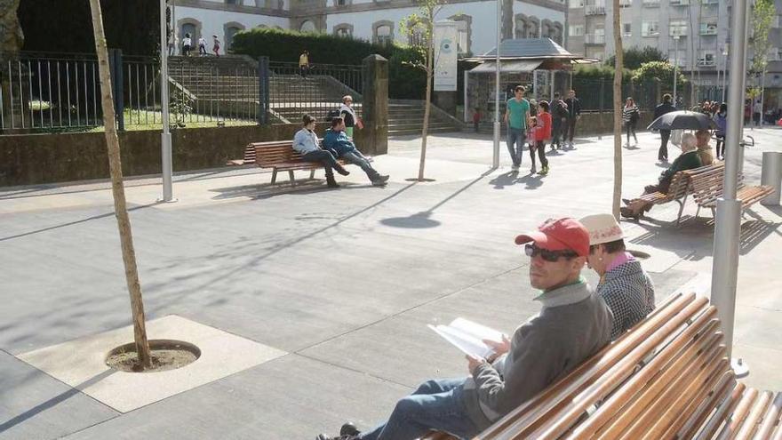 Un muro con una verja separa la nueva plaza del recinto hospitalario. // R. Vázquez