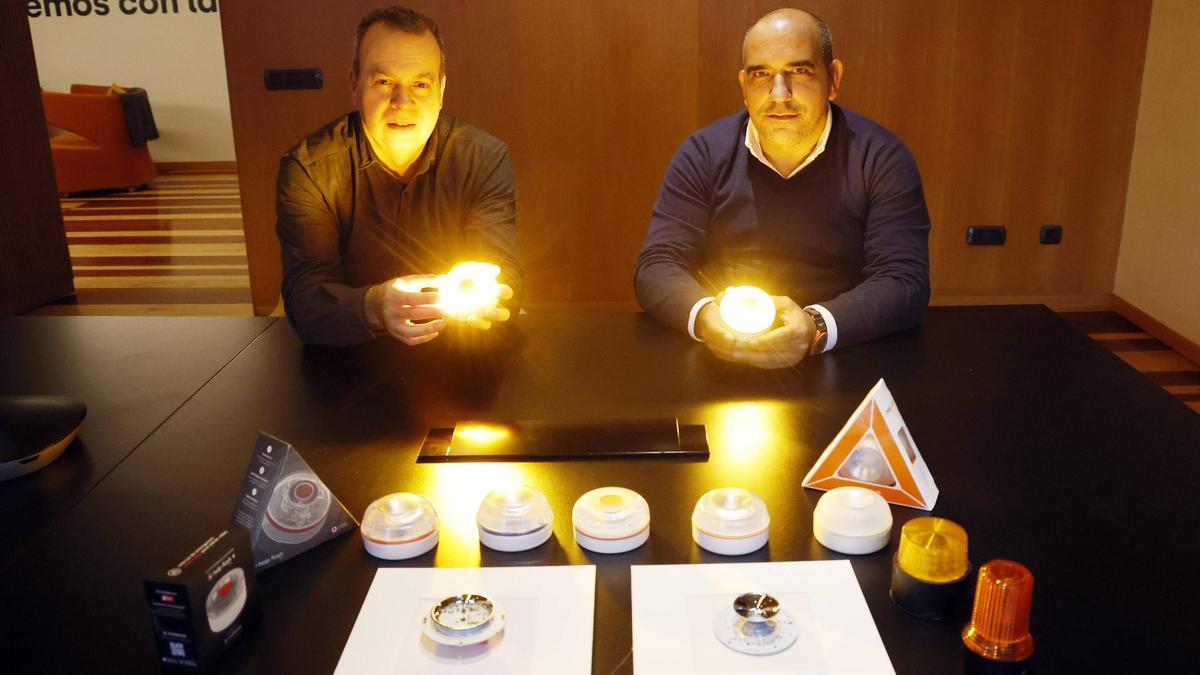 La baliza V16 Help Flash fue ideada por los exguardias civiles gallegos Jorge Torre y Jorge Juan Costas