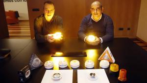 Els «gallecs de la llumeta»: dos ex guàrdies civils són els inventors de la balisa geolocalitzada V16 obligatòria a partir del gener