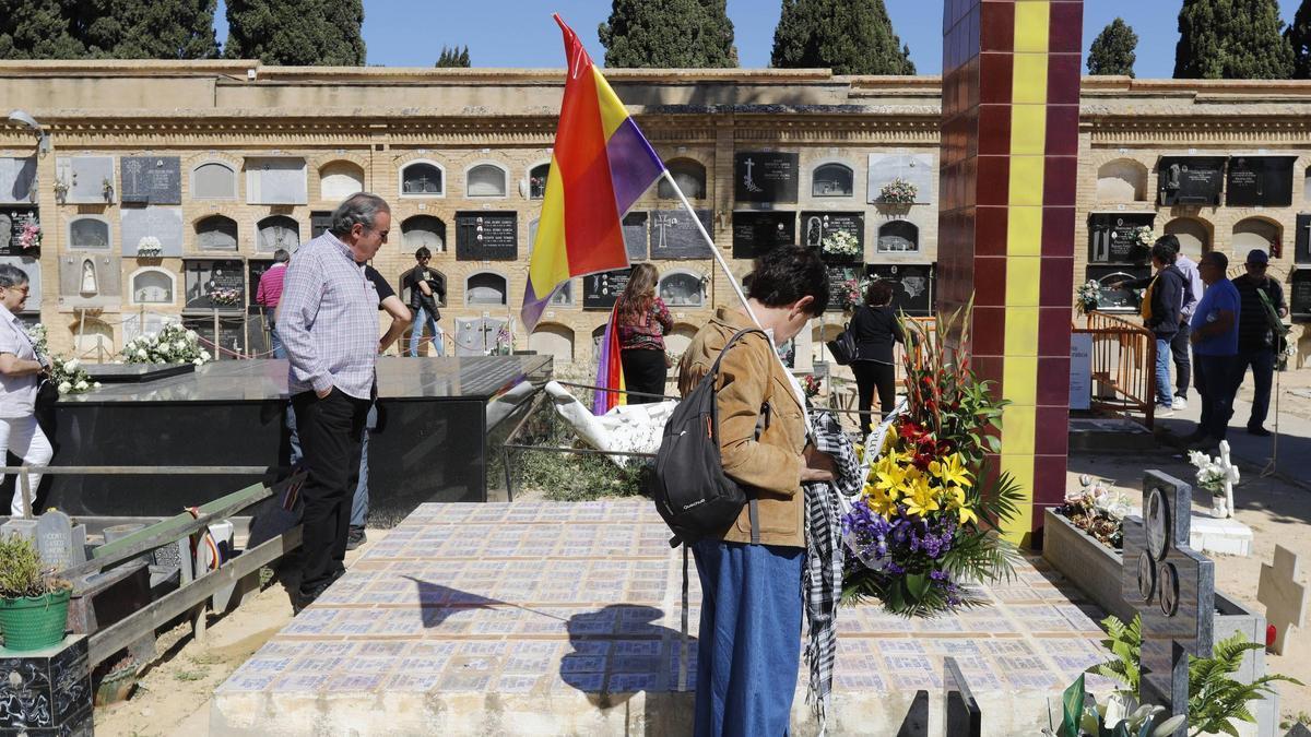 Acto conmemorativo del 14 de abril, en el cementerio de Paterna.