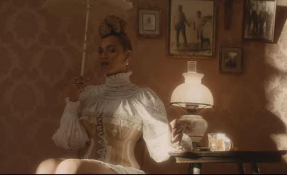 Beyoncé con look vintage de Zimmermann