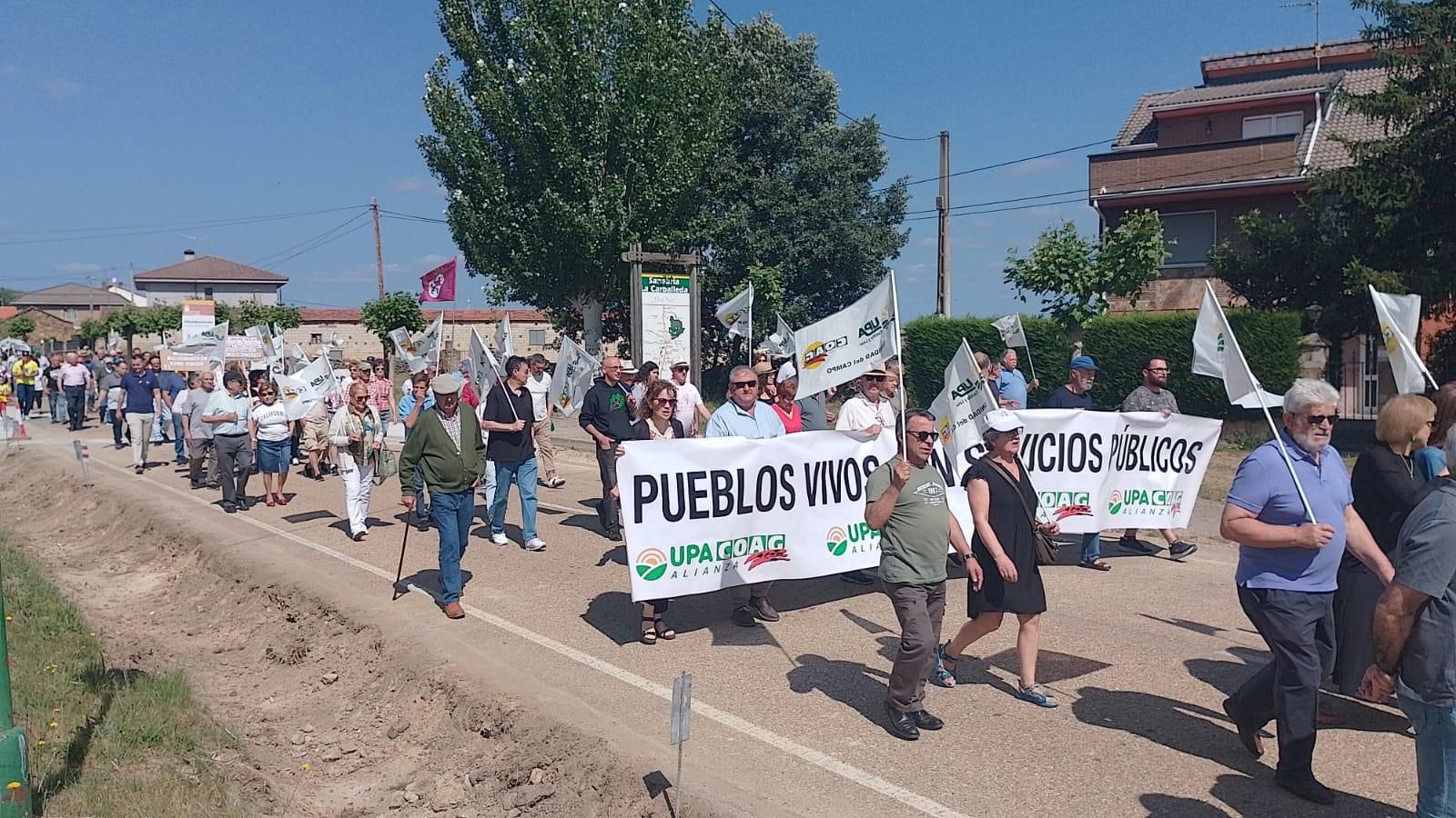 GALERÍA | Protesta en Villardeciervos para reclamar un plan especial para la Sierra de la Culebra
