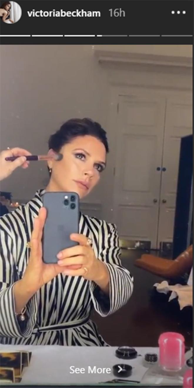 Victoria Beckham con una botella de Bioderma .