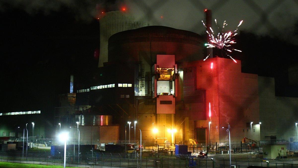 Greenpeace lanza fuegos artificiales en la central nuclear de Cattenom (Francia).