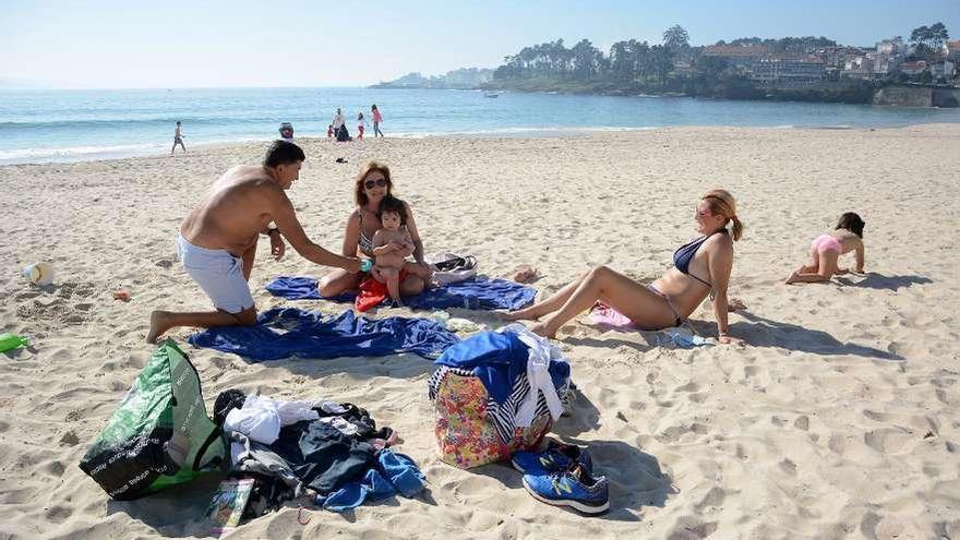 Una familia disfruta de una jornada de playa ayer en Silgar. // Gustavo Santos