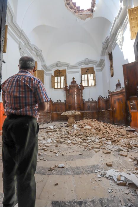 Parte de la cubierta de la sacristía de la iglesia de las Santas Justa y Rufina se ha venido abajo. El templo se ha visto afectado por las lluvias de la DANA y esta primavera.