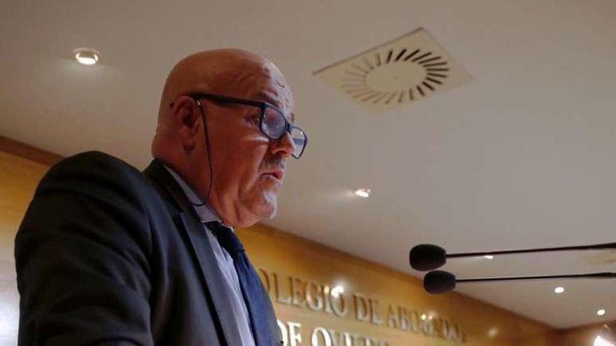 González Vega, durante su discurso, ayer, en la sede de la Academia. En la mesa, de izquierda a derecha, Andrés, Punset, Tolivar, Fonseca y Rodríguez Mateo.