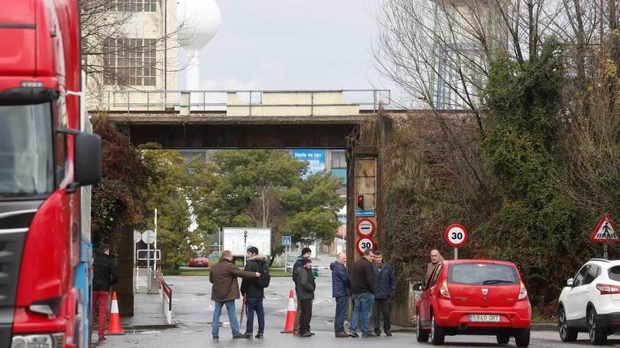 Piquete informativo de trabajadores de Saint-Gobain a las puertas de la planta de La Maruca.