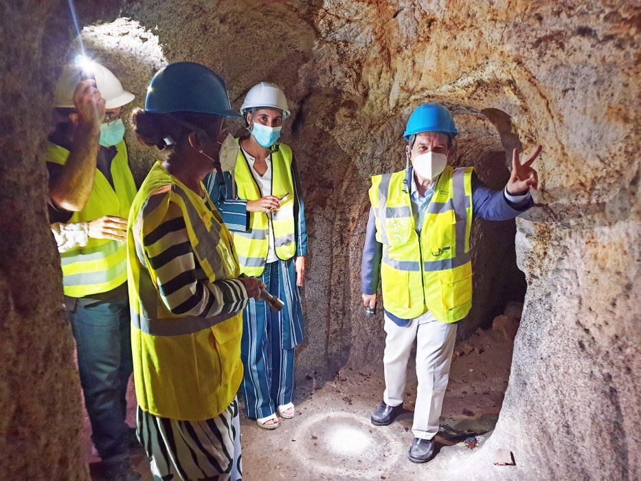 El alcalde de Vigo, Abel Caballero, y la presidenta de la Deputación de Pontevedra, Carmela Silva, durante la visita a las galerías subterráneas.