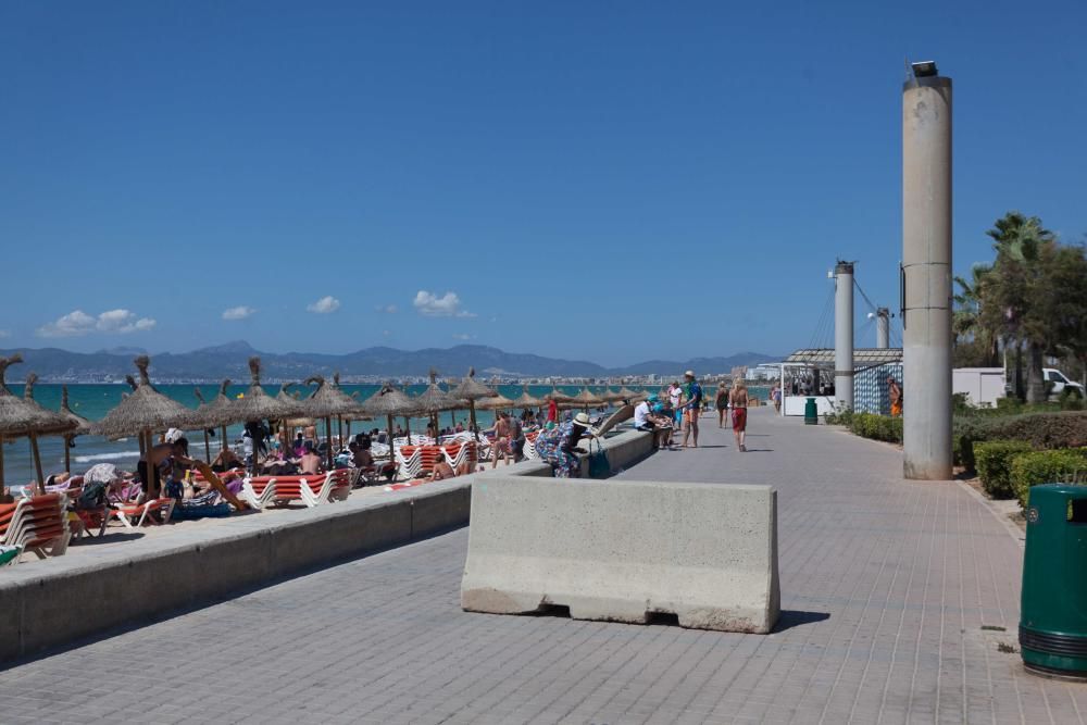 Colocación de barreras en la Platja de Palma