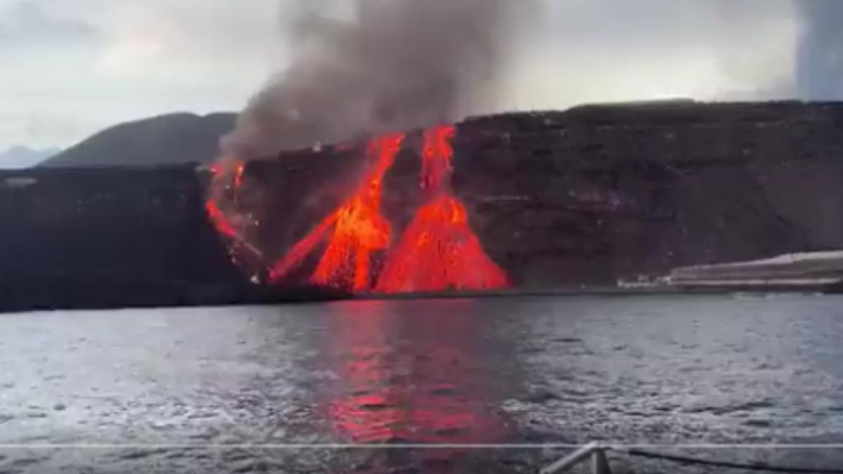 Así cae la lava del volcán de La Palma sobre la playa de Los Guirres