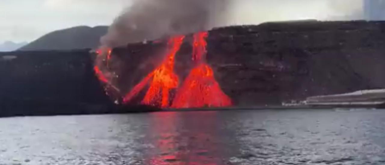 Así cae la lava del volcán de La Palma sobre la playa de Los Guirres