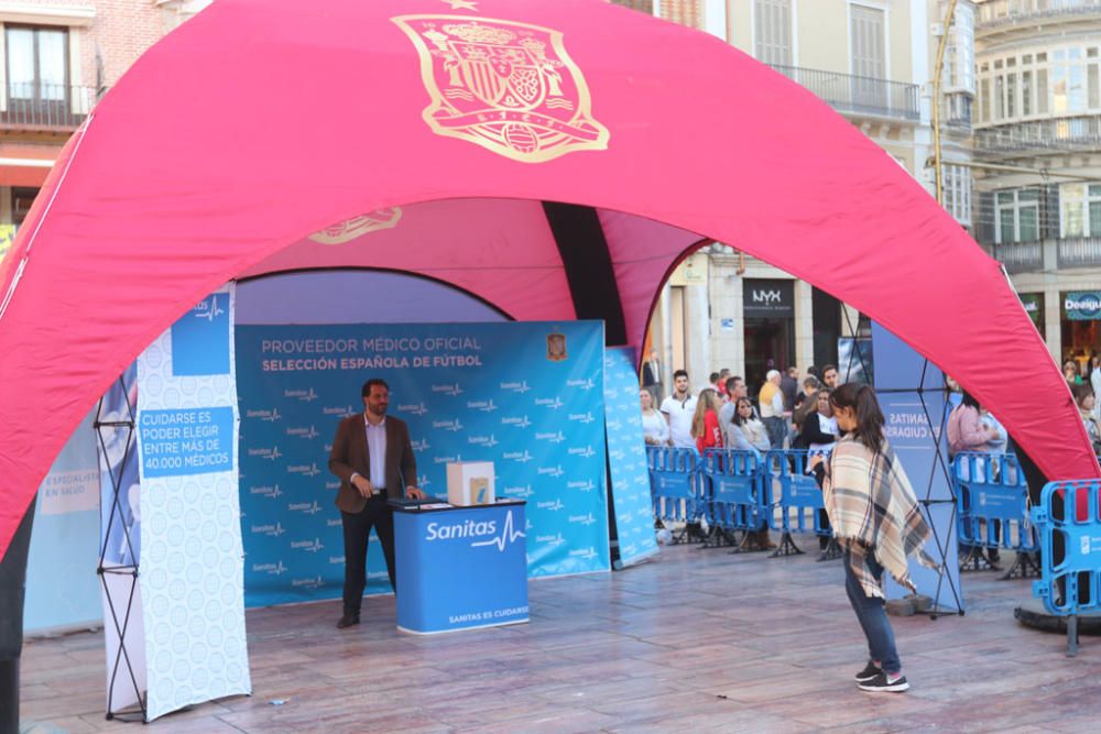 Cientos de aficionados hacen cola durante todo el jueves para fotografiarse con los trofeos de La Roja