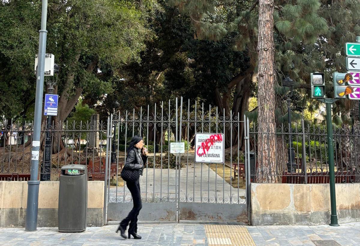 El jardín de Floridablanca de Murcia, clausurado de forma preventiva por el temporal de viento