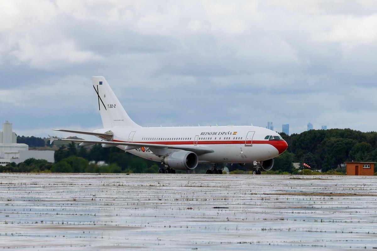 La llegada de los 14 pasajeros españoles del MV Hondius a la base aérea madrileña de Torrejón, en imágenes
