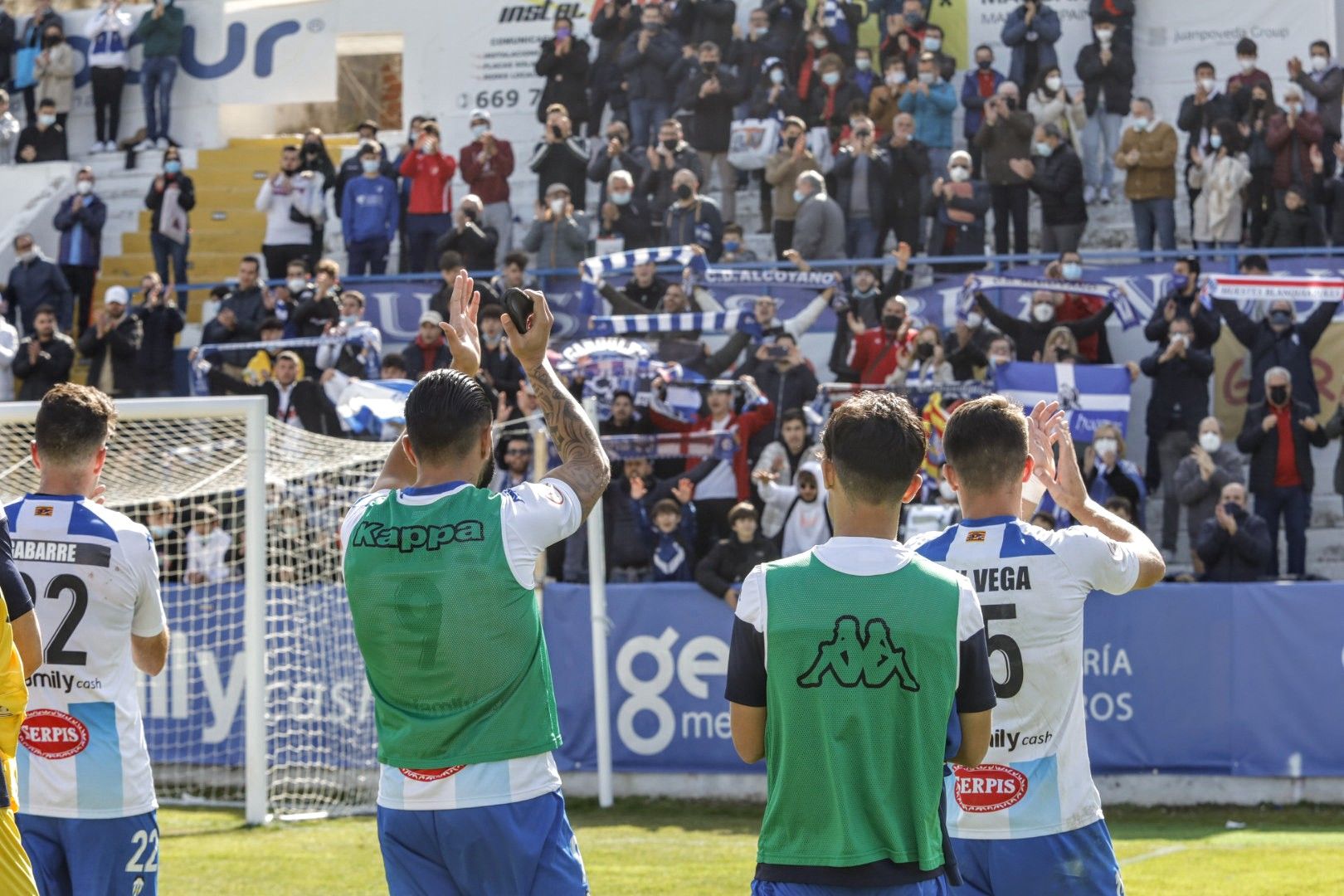 El Alcoyano derrota al Sevilla Atlético gracias a un doblete del central en los diez primeros minutos