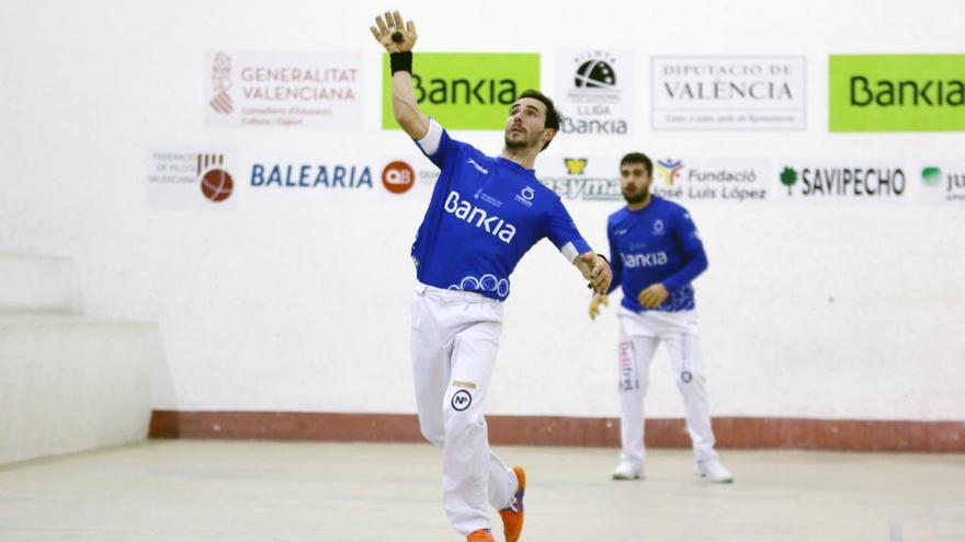 Nacho para la pilota en un moment de la partida de la Lliga d&#039;escala i corda disputada ahir al trinquet de Vila-real.