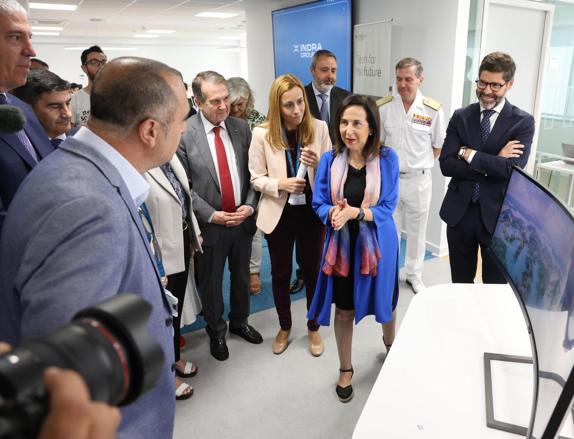 La ministra de Defensa, Margarita Robles, visita la sede de Indra en Vigo