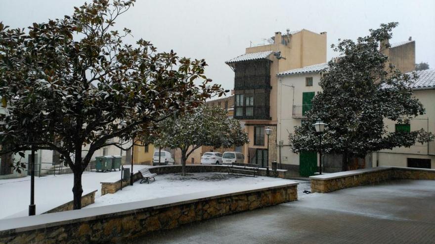 Cortes de carreteras por la nieve en el interior de la provincia