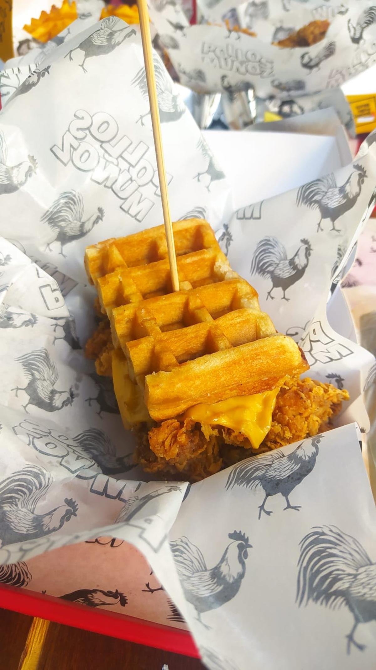 La chicken waffle de Pollos Muñoz