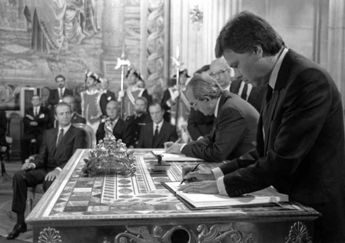 L’expresident del Govern, Felipe González, l’exministre d’Exteriors, Fernando Morán, firmen el Tractat d’Adhesió d’Espanya a la Comunitat Econòmica Europea (CEE) en presència del rei Joan Carles, el 12 de juny de 1975.