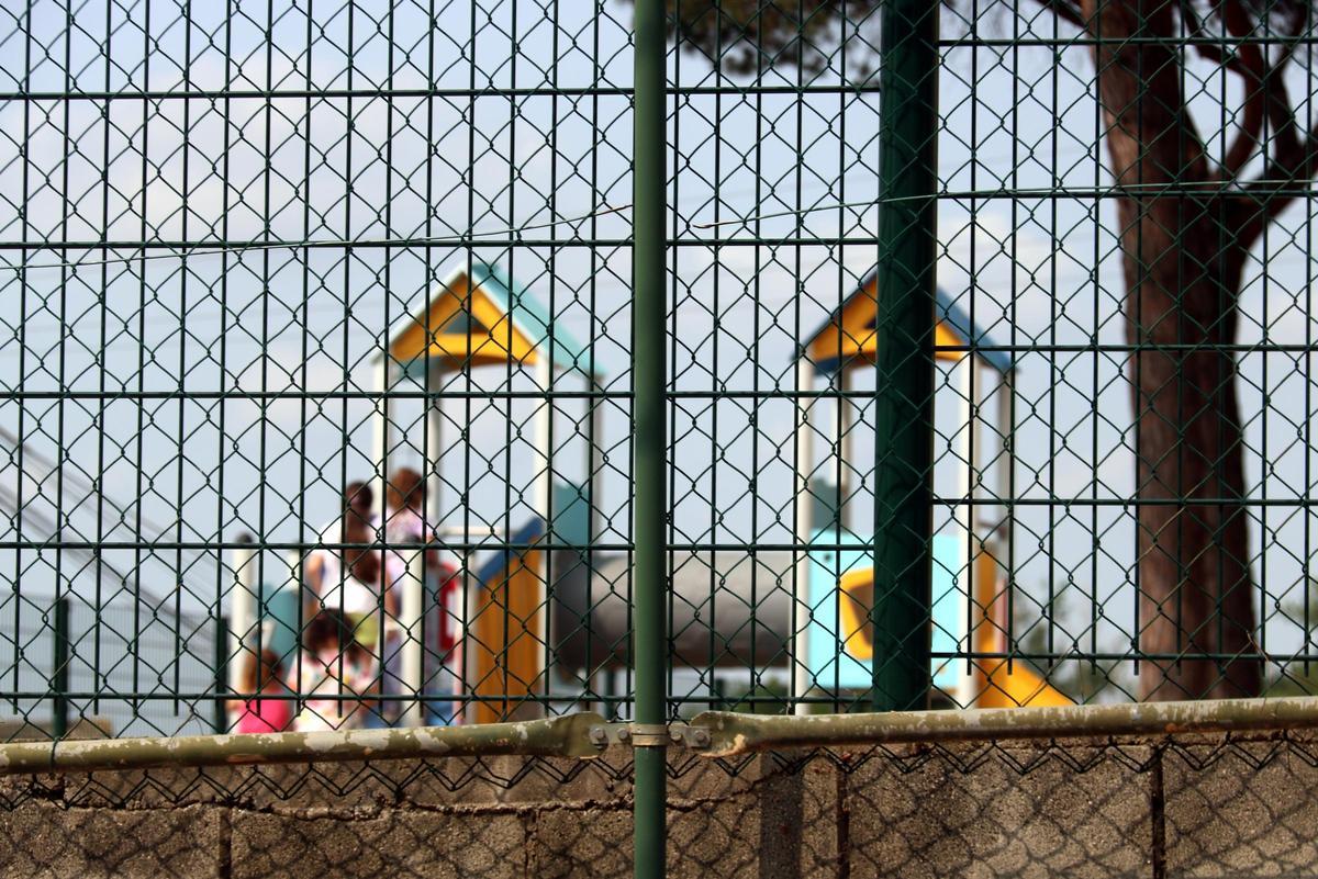 Alumnes jugant al pati de l'escola de Riells i Viabrea, aquest dimecres