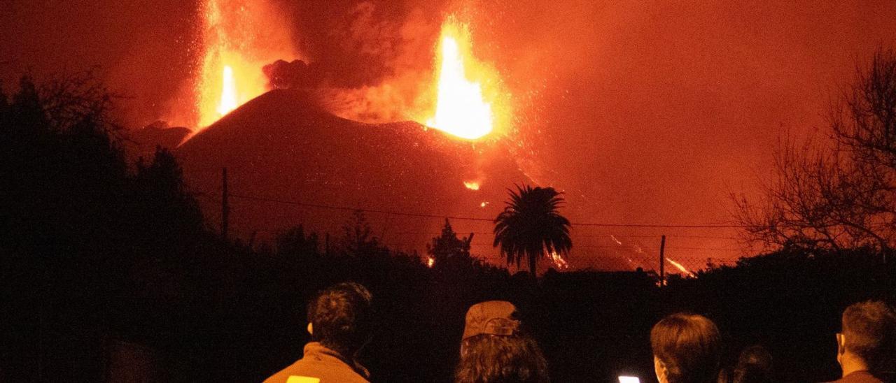 El volcán Cumbre Vieja 
de La Palma en plena 
erupción.  efe/m.calero