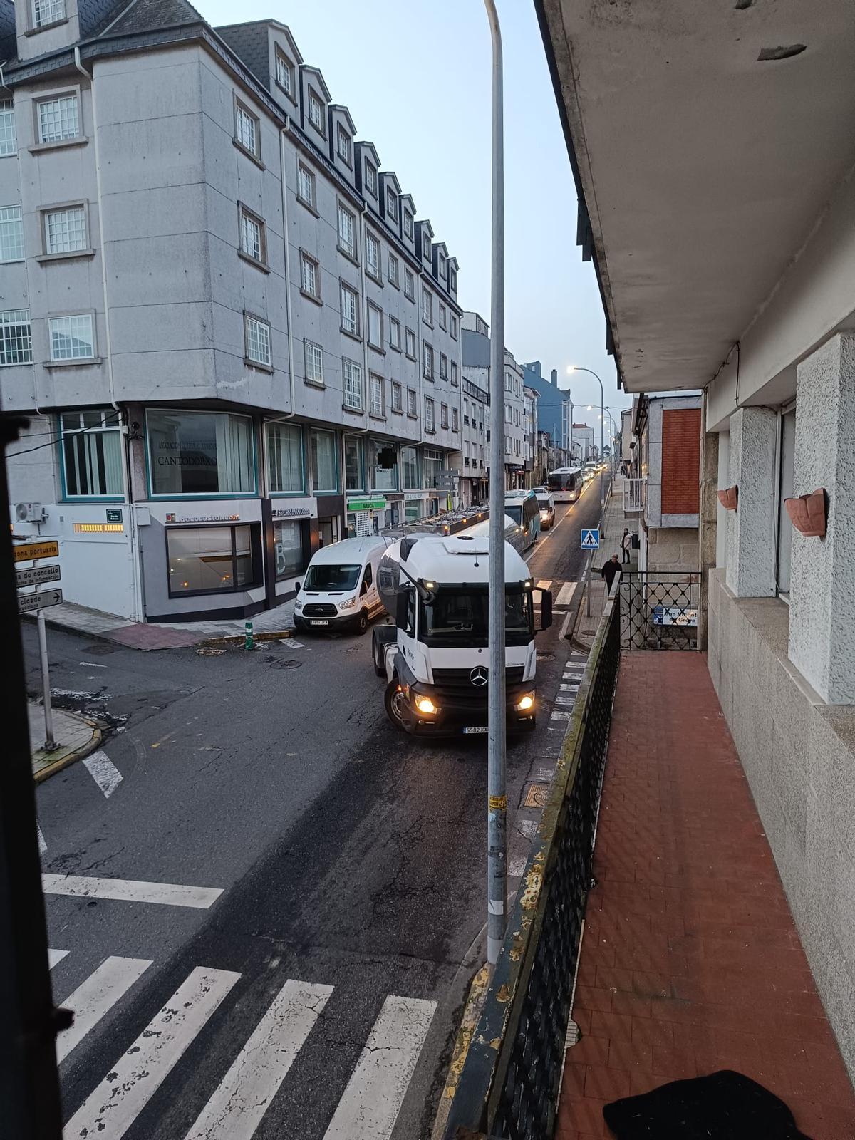 Un camión maniobrando y los atascos que genera.