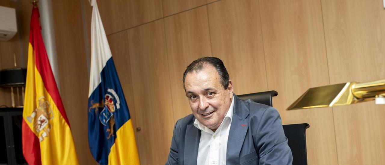El consejero de Sanidad del Gobierno de Canarias, Blas Trujillo, en una imagen tomada en su despacho.