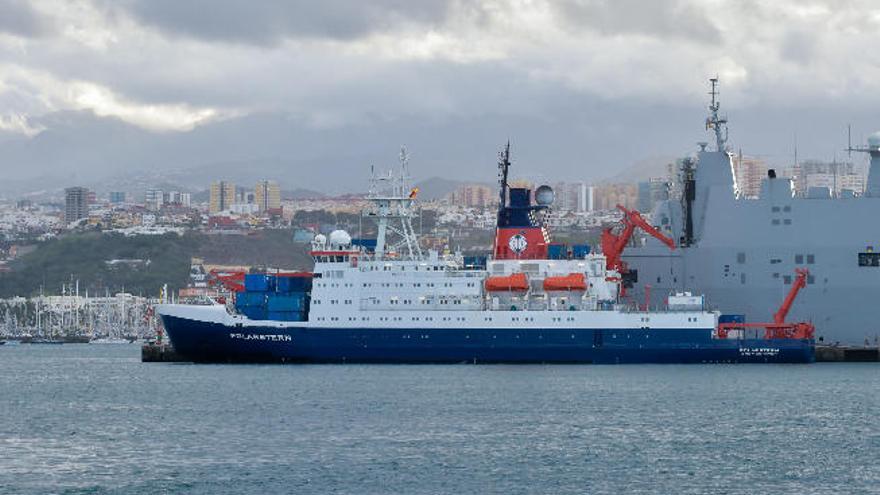 El buque &#039;Polarstern&#039; atracado en el muelle Santa Catalina, ayer.