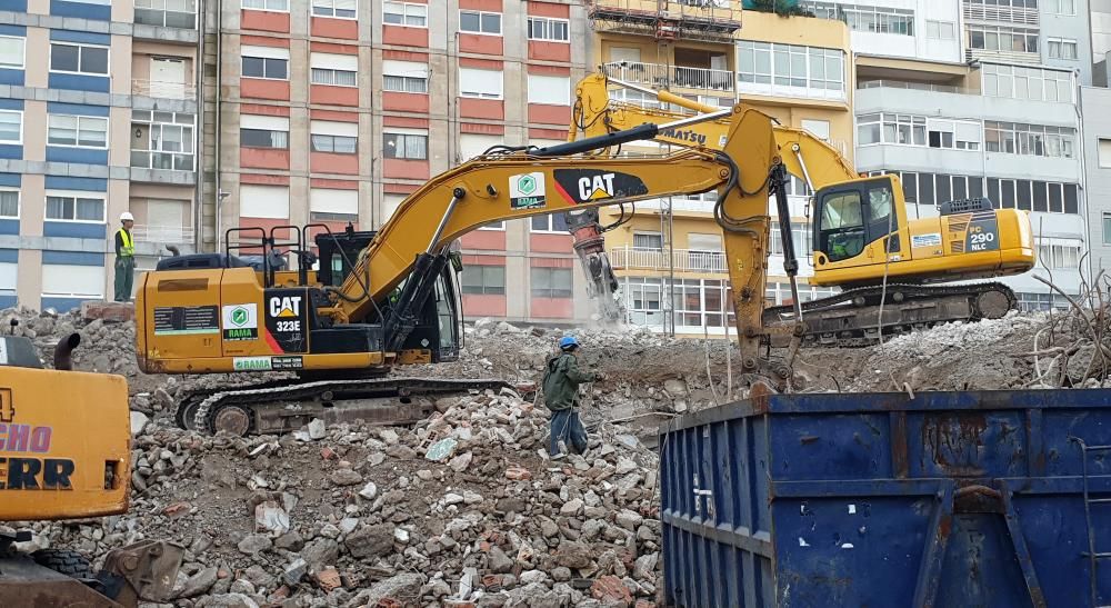 Las máquinas trabajan en el solar de Cordelerías Mar