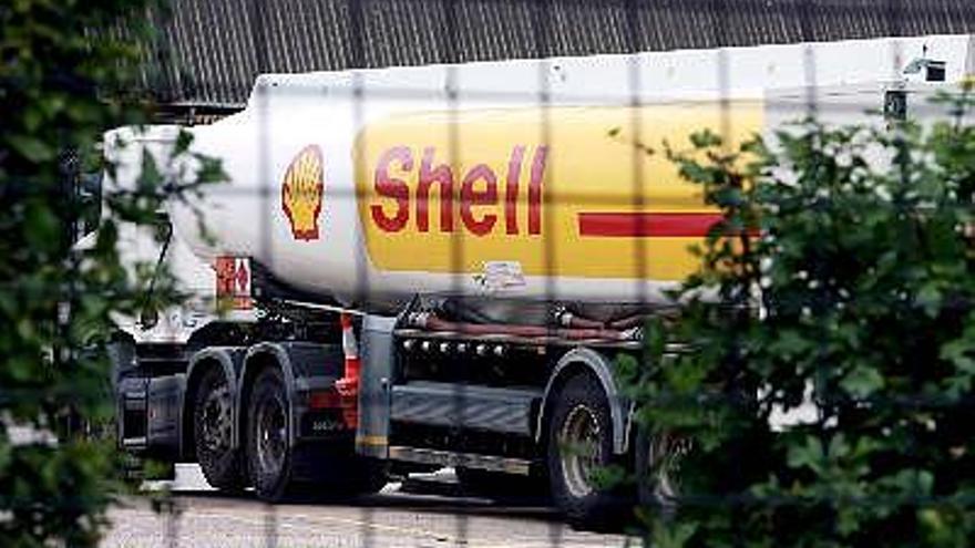 Un camión cisterna de Shell en una cochera de Kingsbury, Reino Unido,