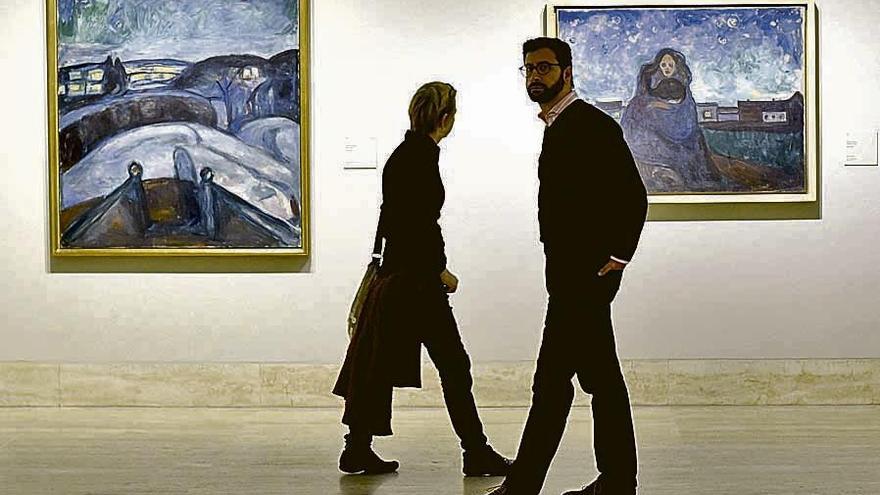 Dos visitantes, en la exposición del Thyssen. // Efe