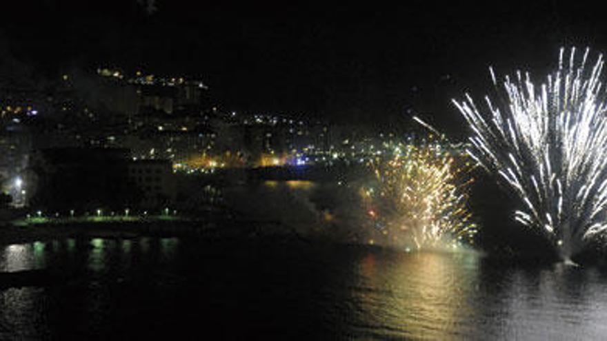 Fuegos artificiales en la bahía de A Coruña por la recreación de la Batalla Naval.