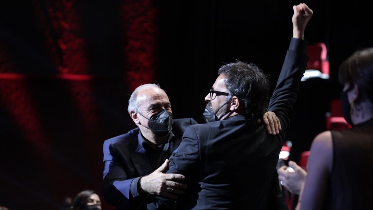 El director Lluis Danes ( La vampira de Barcelona ) celebra amb el seu equip el Gaudi a la millor pel licula  a la gala de lliurament dels premis  el 21 de marc de 2021  (Horitzontal) Job Vermeulen ACN