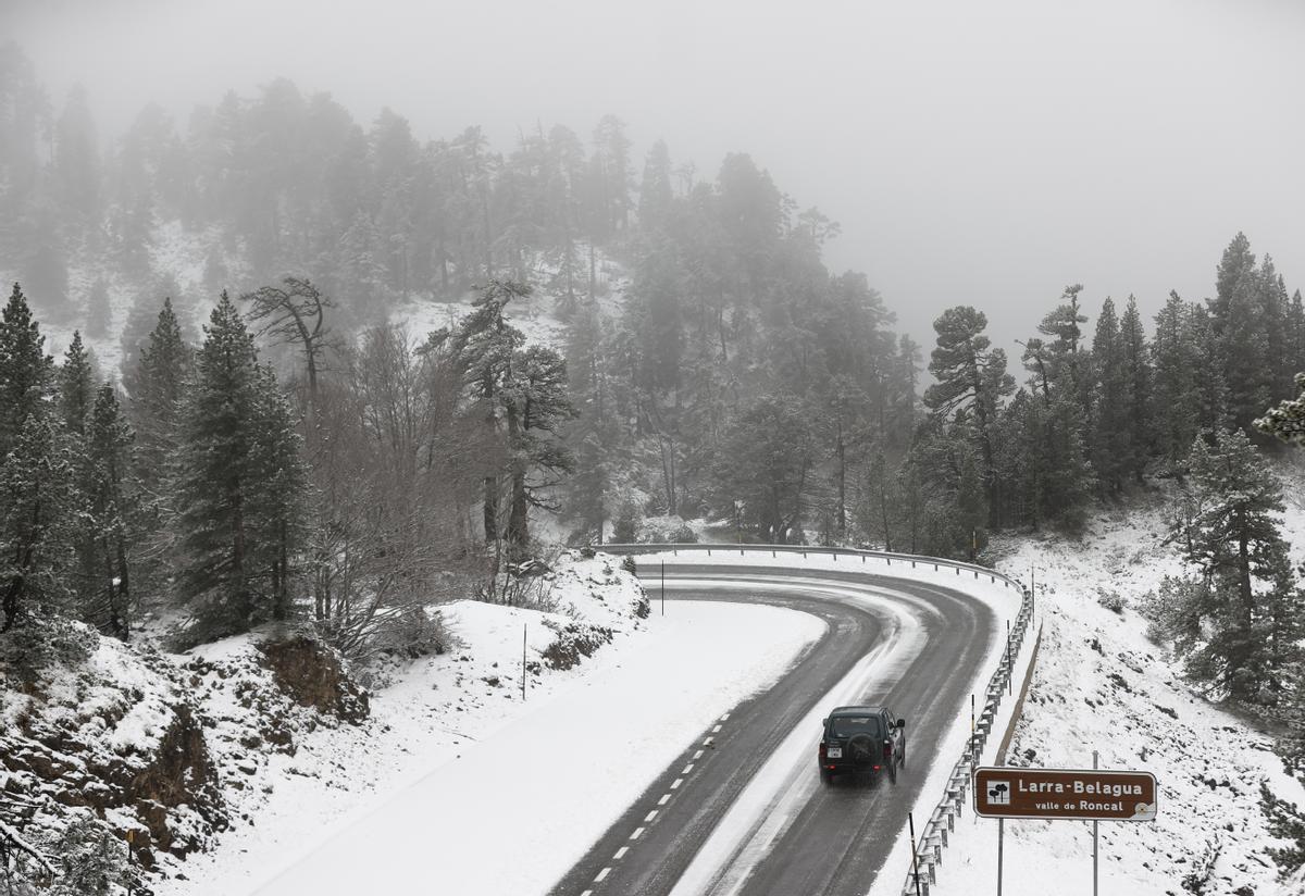 En Belagoa, Navarra, la nieve cubre ya en el primer temporal las carreteras y los montes del pirineo navarro