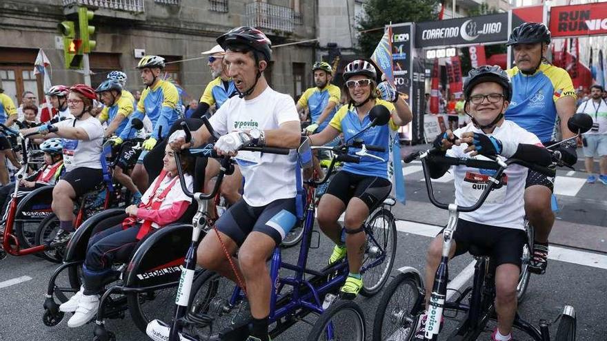 Carrera nocturna de Vigo en la que participaron los miembros de Discamino. // R. Grobas