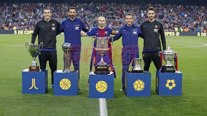 El FC Barcelona ofrece las cinco Copas del Rey a la afición en el Camp Nou