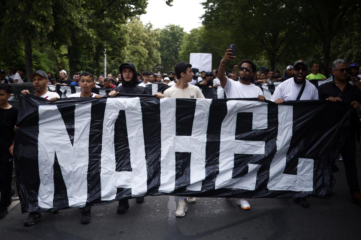 Mounia, la madre de Nahel encabeza una marcha blanca en Nanterre. La familia del joven fallecido ha convocado una marcha blanca en su memoria.