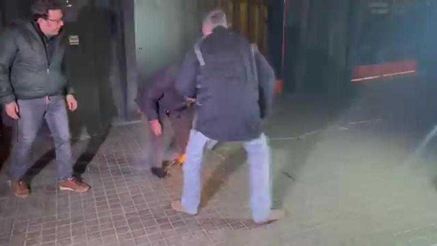 Sergio manzanera encendiendo la traca que homenajea el gol de Forment