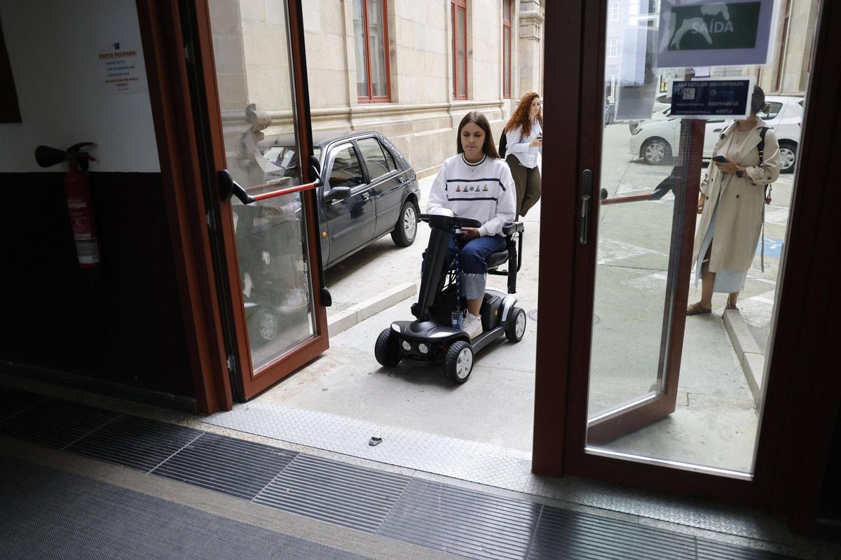 Saray Taboada entra por la puerta de acceso a la Facultad de Medicina de la USC.