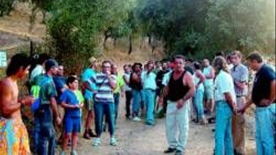 Participantes en una protesta en septiembre del 2007 para reclamar la apertura el camino público de Los Torilejos.