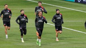 Los jugadores colchoneros preparando el duelo ante el Inter